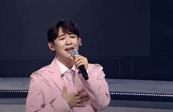진욱의 '엄마의 노래' 무대 중에서 [사진=미스 앤 미스터 트롯]