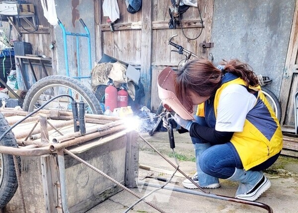 농촌재능나눔활동지원사업에 참여한 단체가 농촌 주민들을 위한 봉사활동을 진행하고 있다.