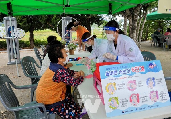 농촌재능나눔활동지원사업에 참여한 단체가 의료 봉사활동을 하고 있다.농촌재능나눔활동지원사업에 참여한 단체가 농촌 주민들을 위한 봉사활동을 진행하고 있다.