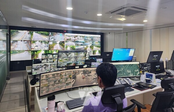 장성군청 관제요원이 지능형 선별관제 시스템이 적용된 CCTV 화면을 감시하고 있다