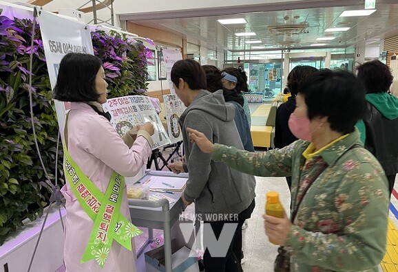 OX 퀴즈에 참여하고 있는 지역주민과 보건소 내소자