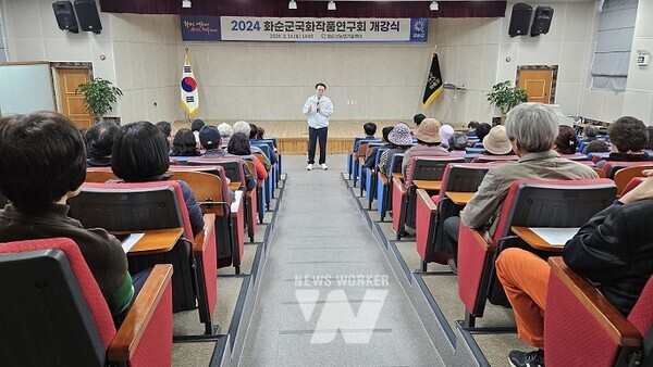 구복규 화순군수가 국화재배교육 개강식에서 수강생들에게 축사를 전하고 있다.
