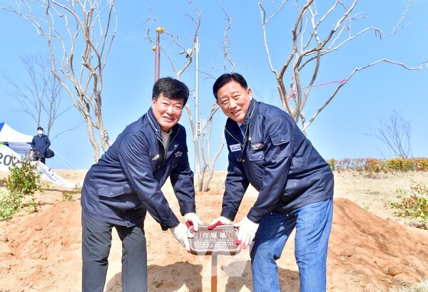 장성군이 19일 황룡강변에서 식목일 기념 나무심기 행사를 가졌다. 김한종 군수(우), 고재진 의장(좌)