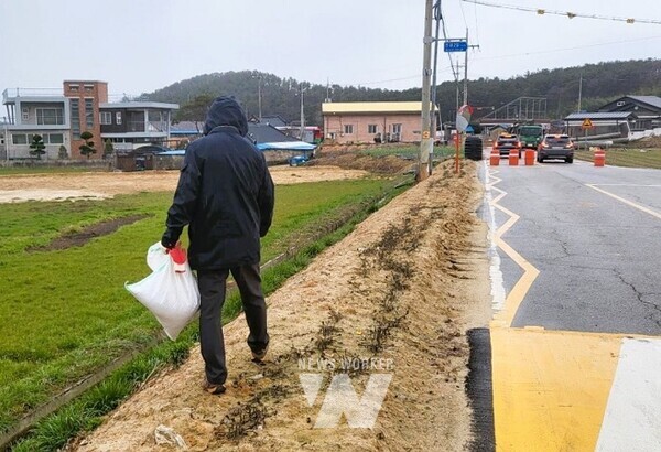 장성군 진원면이 코스모스 10리 꽃길 조성을 위한 파종 작업을 실시했다.