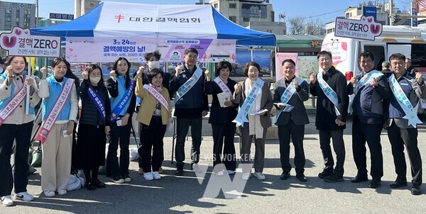 전라남도는 오는 24일 제14회 결핵예방의 날을 맞아 결핵예방 및 관리의 중요성을 알리기 위해 21일 목포역에서 결핵예방 캠페인을 펼쳤다.