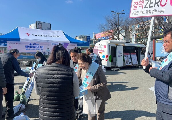 전라남도는 오는 24일 제14회 결핵예방의 날을 맞아 결핵예방 및 관리의 중요성을 알리기 위해 21일 목포역에서 결핵예방 캠페인을 펼쳤다.