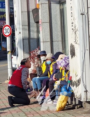 어르신들과 눈높이 맞추는 이정현 후보