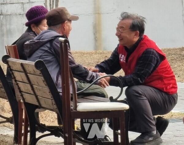 광양 순천 구례 곡성 유권자가 주인으로서 큰 역할을 한 번 해 달라며 유권자 손을 잡는 이정현 후보