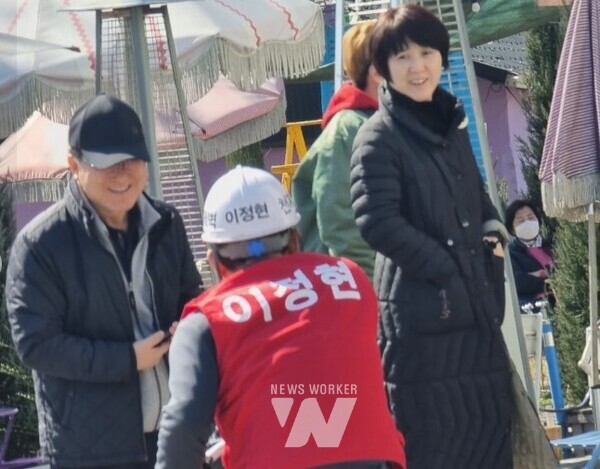 지지자들과 악수하는 이정현 후보