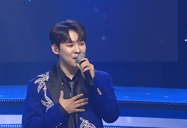 진욱의 깔끔하고 담백한 보컬이 완성한 '여백' 무대 중에서 [사진=미스 앤 미스터 트롯]