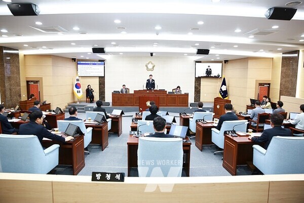 화순군의회(의장 하성동)는 22일, 제266회 임시회 제2차 본회의를 끝으로 12일간의 일정을 마무리하고 폐회했다