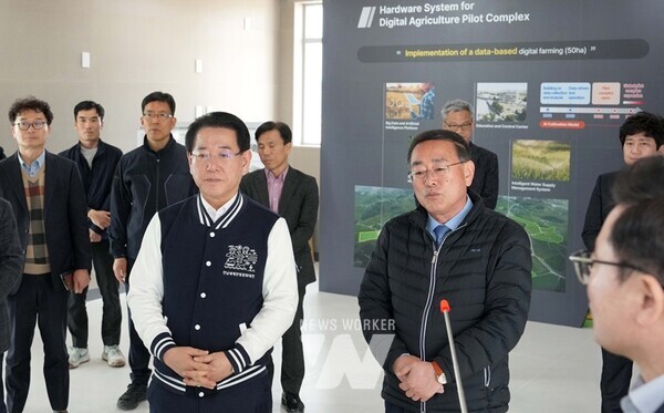 김영록 전라남도지사가 22일 오후 나주시 반남면 첨단 무인자동화 시범단지 현장을 방문, 사업추진 현황을 청취하고 있다.