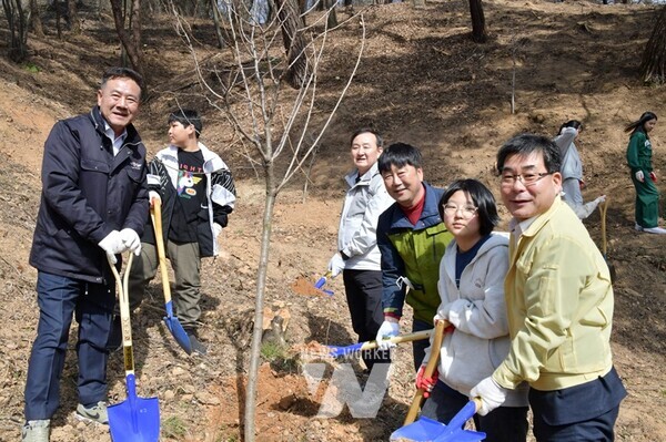 전남 담양군(군수 이병노)은 ‘제79회 식목일’을 맞아 22일 금성면 외추리 고비산 일원에서 담양사랑 나무심기 식목일 기념행사를 개최했다.