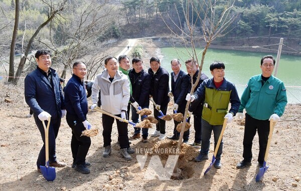 전남 담양군(군수 이병노)은 ‘제79회 식목일’을 맞아 22일 금성면 외추리 고비산 일원에서 담양사랑 나무심기 식목일 기념행사를 개최했다.