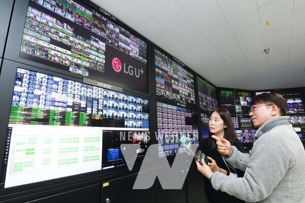 LG유플러스 안양사옥에서 방송 회선을 관제하는 LG유플러스 임직원의 모습