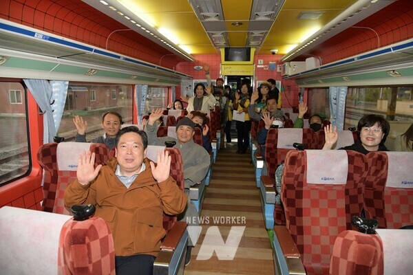광주시 남구에서 출발하는 상반기 통일열차 탑승객 모집 현장에 승차 정원의 3배에 가까운 인파가 몰리면서 2024년 통일열차의 힘찬 질주를 예고하고 있다.