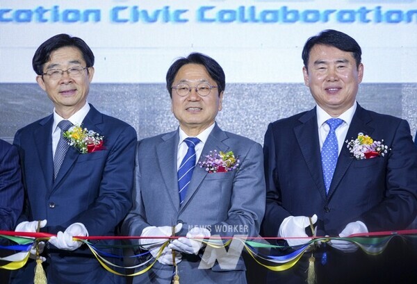 강기정 광주광역시장이 25일 오전 광주교육시민협치진흥원 개원식에 참석해 축사를 하고 있다./광주광역시 제공강기정 광주광역시장이 25일 오전 광주교육시민협치진흥원 개원식에 참석해 이정선 광주시교육감, 5개 자치구청장 등과 광주교육 발전을 위한 업무협약을 체결하고 있다./광주광역시 제공강기정 광주광역시장이 25일 오전 광주교육시민협치진흥원 개원식에 참석해 이정선 광주시교육감, 정무창 광주시의회 의장, 5개 자치구청장 등과 테이프를 커팅하고 있다./광주광역시 제공강기정 광주광역시장이 25일 오전 광주교육시민협치진흥원 개원식에서 이정선 광주시교육감, 정무창 광주시의회 의장, 5개 자치구청장 등 참석자들과 기념촬영을 하고 있다./광주광역시 제공