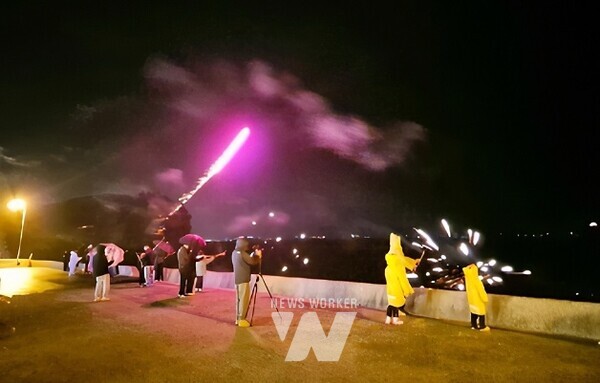 광양제철소 글램핑 행사에 참여한 직원과 자녀가 불꽃놀이를 즐기고 있다.