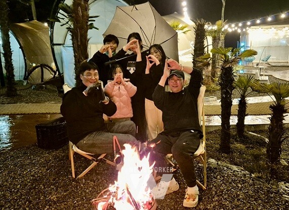 광양제철소 글램핑 행사에 참여한 직원과 자녀가 행복한 시간을 보내고 있다.