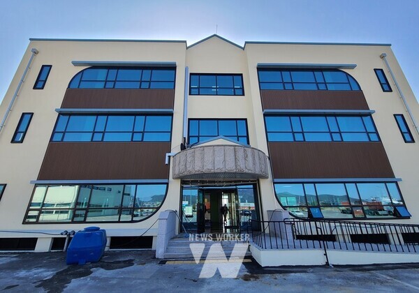 여수광양항만공사(사장 박성현, 이하 공사)는 ESG 항만 실현을 위해 노후화된 2-1단계 5번선석 건축물 2동을 그린 리모델링했다