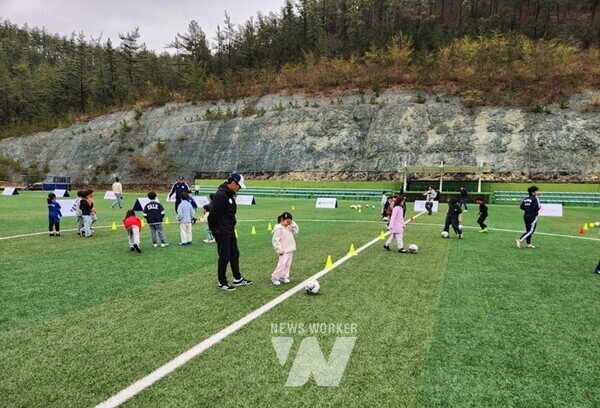 전남 고흥군(군수 공영민)은 지난 26일 오리엔테이션을 시작으로 2024년 차범근 축구교실 개강을 알렸다.