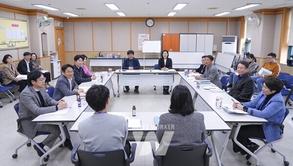 강기정 광주광역시장이 27일 오후 서구 일가정양립지원본부에서 열린 '제34회 정책소풍'에 참석해 직원들과 경력단절여성 경제참여 활성화 방안 등을 논의하고 있다./광주광역시 제공