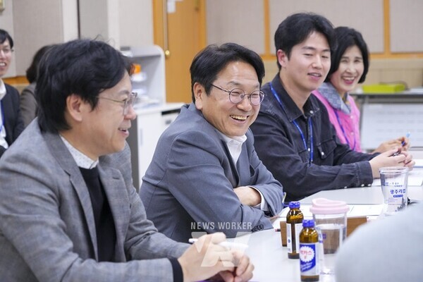 강기정 광주광역시장이 27일 오후 서구 일가정양립지원본부에서 열린 '제34회 정책소풍'에 참석해 직원들과 경력단절여성 경제참여 활성화 방안 등을 논의하고 있다./광주광역시 제공