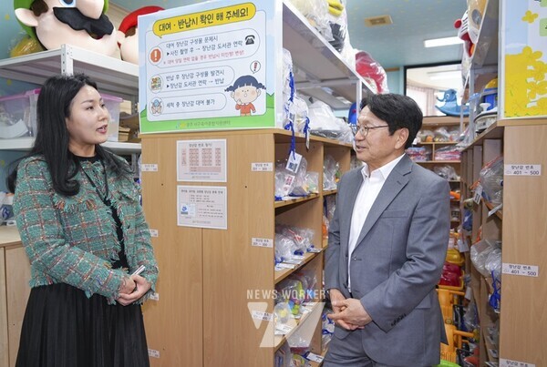 강기정 광주광역시장이 27일 오후 서구 일가정양립지원본부에서 열린 '제34회 정책소풍'에 참석해 간담회에 앞서 센터 내부시설을 둘러보고 있다./광주광역시 제공