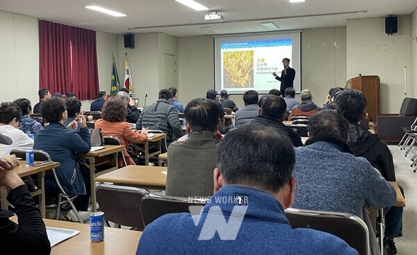 강진군 농업기술센터 안준섭 작물연구팀장이 농업인들을 대상으로 논콩 재배에 대해 설명하고 있다.