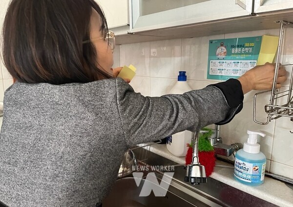 노동 적련회관에서 손씻기 등 감염병 예방안내