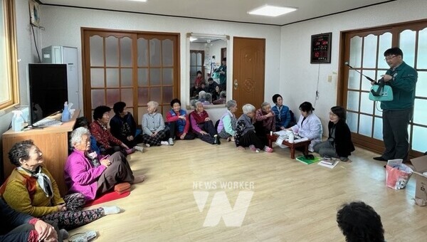 율어 장동마을회관에서 쯔쯔가무시증, 수인성식품매개 감염병, 손씻기 등 감염병 전반에대한 설명을 하고 있다.