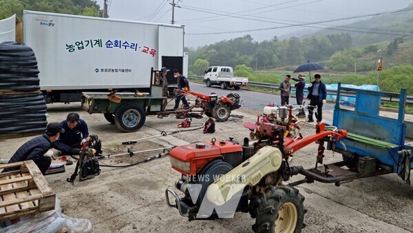 전남 보성군은 다가오는 영농철을 맞아 지난 21일 벌교읍 추동리를 시작으로‘찾아가는 농기계 순회수리’를 실시했다 (노동면을 방문해 순회 수리진행)