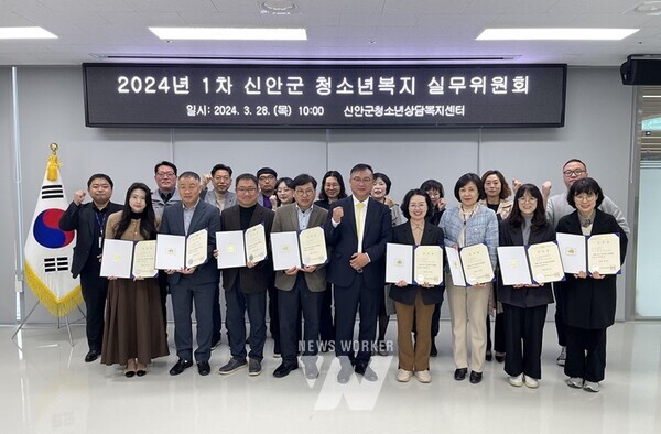 지난 28일 신규 청소년 실무위원 위촉장 수여 및 기념 촬영을 하고 있다.