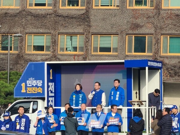 김부겸 더불어민주당 상임공동선대위원장이 정준호·전진숙 후보의 지원 유세에 나섰다.