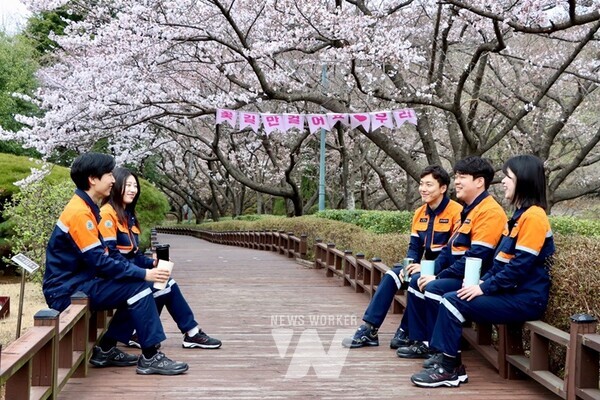광양제철소 직원들이 점심시간, 꽃구경을 나온 모습