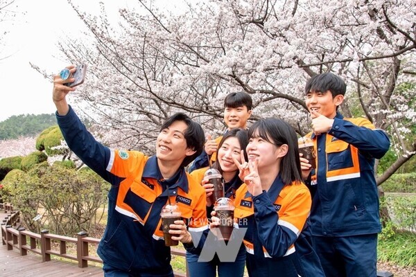 광양제철소 직원들이 점심시간, 꽃구경을 나온 모습