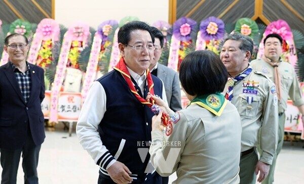 김영록 전라남도지사가 30일 목포 신안비치호텔에서 열린 ‘한국스카우트 전남연맹장 이·취임식’에 참석, 한국스카우트 항건(행거)을 착용하고 있다.