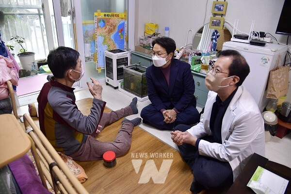 강기정 광주광역시장이 지난해 4월 광주다움 통합돌봄 시행을 앞두고 2월 1일 오후 광산구 하남주공 아파트 재택의료서비스 이용자를 찾아 건강지원 서비스 진행과정을 점검하고 있다./광주광역시 제공