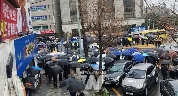 지난 28일 우중에도 많은 시민들이 이정현 후보의 연설을 듣기 위해 우산을 쓰고 광양읍 버스터미널 인근 인동로터리로 몰려 들었다.