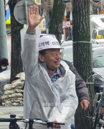 손 흔드는 이정현 후보