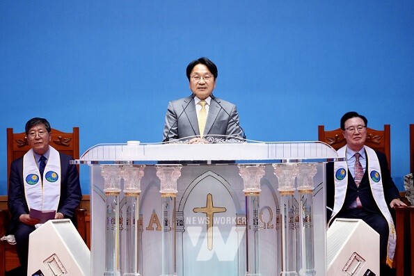 강기정 광주광역시장이 31일 송정중앙교회에서 열린 부활절 연합예배에 참석해 축하말씀을 하고 있다. /광주광역시 제공