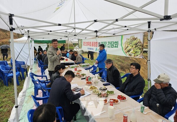 강진군은 지난 28일, 도암면 학장리 참두릅 재배 한 농가에서 강진참두릅연구회와 강진군산립조합 관계자 등이 참석한 가운데 현장 간담회를 가졌다.