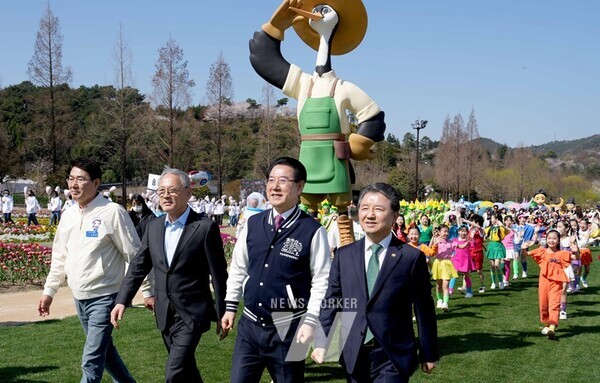 순천만국가정원 개장식이 ‘우주인도 놀러오는 순천’이란 주제로 1일 순천만국가정원 스페이스허브(기존 남문광장)에서 개최된 가운데 유인촌 문화체육관광부장관, 김영록 전라남도지사, 노관규 순천시장, 남성현 산림청장 등 내·외빈들이 순천시 24개 읍면동 캐릭터들의 퍼레이드를 감상하며 손을 흔들고 있다.(순천만국가정원 개막 2, 3)순천만국가정원 개장식이 ‘우주인도 놀러오는 순천’이란 주제로 1일 순천만국가정원 스페이스허브(기존 남문광장)에서 개최된 가운데 김영록 전라남도지사가 내·외빈들과 입장하고 있다.(순천만국가정원 개막 4)순천만국가정원 개장식이 ‘우주인도 놀러오는 순천’이란 주제로 1일 순천만국가정원 스페이스허브(기존 남문광장)에서 개최된 가운데 김영록 전라남도지사가 공연단 어린이들과 손을 마주하며 격려하고 있다.