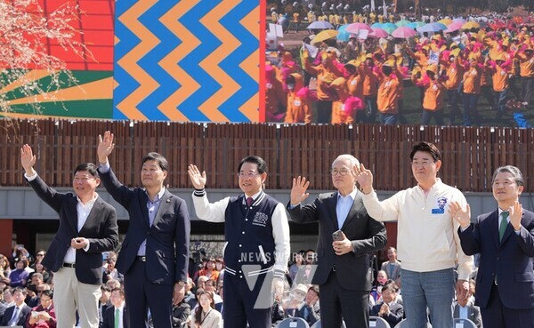 순천만국가정원 개장식이 ‘우주인도 놀러오는 순천’이란 주제로 1일 순천만국가정원 스페이스허브(기존 남문광장)에서 개최된 가운데 유인촌 문화체육관광부장관, 김영록 전라남도지사, 노관규 순천시장, 남성현 산림청장 등 내·외빈들이 순천시 24개 읍면동 캐릭터들의 퍼레이드를 감상하며 손을 흔들고 있다.