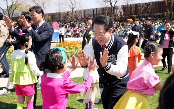 순천만국가정원 개장식이 ‘우주인도 놀러오는 순천’이란 주제로 1일 순천만국가정원 스페이스허브(기존 남문광장)에서 개최된 가운데 김영록 전라남도지사가 공연단 어린이들과 손을 마주하며 격려하고 있다.