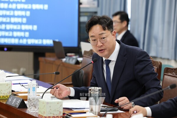 나광국 의원이 전라남도의회 제378회 임시회 녹색에너지연구원 소관 업무보고에서 질의를 하고 있다.