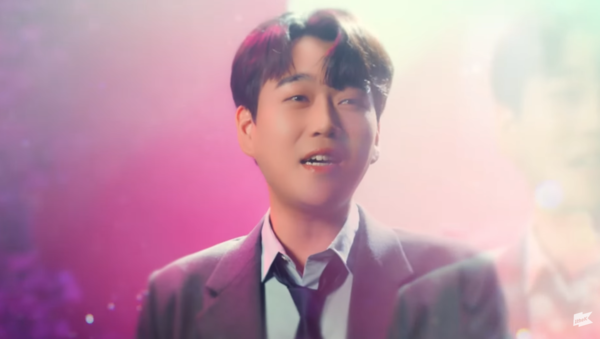 가수 황영웅의 '꽃구경' 뮤직비디오 중에서 [사진=원더케이(1theK) 공식 유튜브]