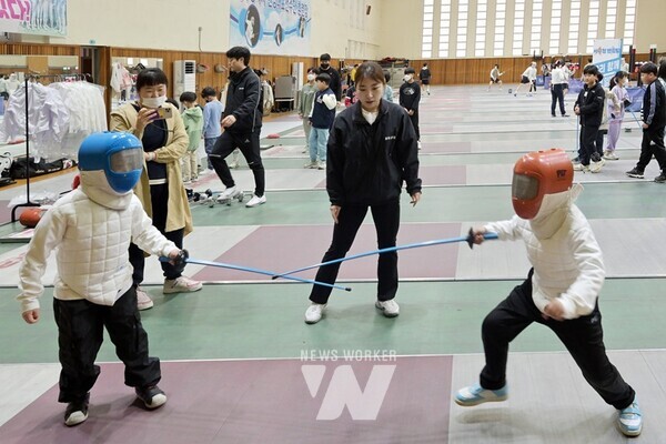 광주시 서구(구청장 김이강)가 국가대표로 활약하고 있는 서구청 펜싱선수단과 함께하는 펜싱교실을 개강한다