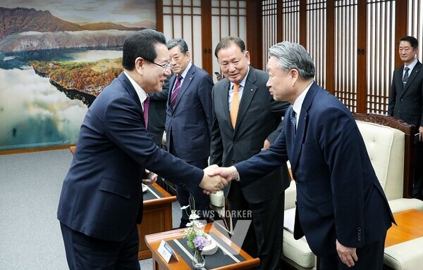 김영록 전라남도지사가 1일 도청 접견실에서 목포, 여수, 순천, 광양, 광주 등 5개 상공회의소 회장단과 인사를 나누고 있다.