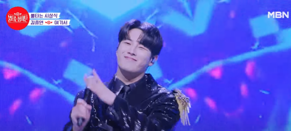 가수 김중연의 퍼포먼스가 빛난 '여기서' 무대 중에서 [사진=MBN MUSIC]